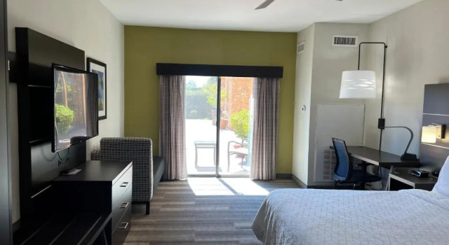 Номер Standard с видом на бассейн Holiday Inn Express & Suites El Dorado Hills by IHG