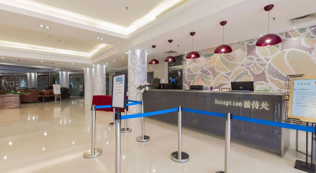 Days Inn By Wyndham Guangzhou, Забронировать Отель Отели Гуанчжоу с парковкой, рядом с Буддийский храм Хуалинь, Парковка