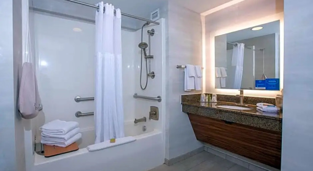 Номер Standard с красивым видом из окна DoubleTree by Hilton Bay City - Riverfront