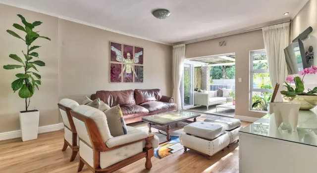 Коттедж Luxury Bergvliet Maple Residence