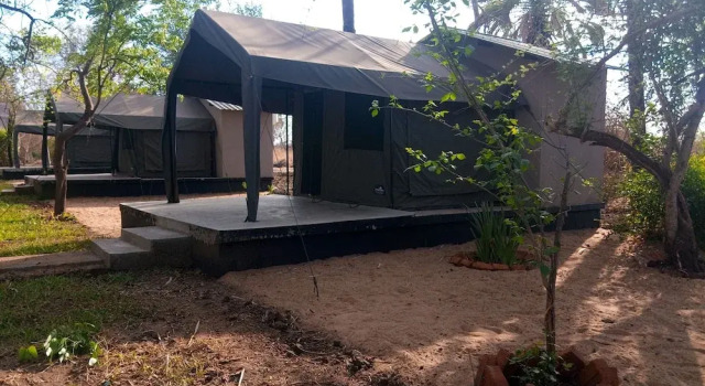 Тент с видом на бассейн Royal South Luangwa Safaris Lodge