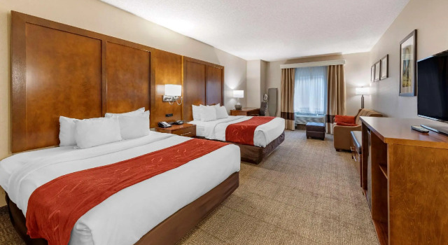 Четырёхместный номер Standard Comfort Suites Near Six Flags Magic Mountain
