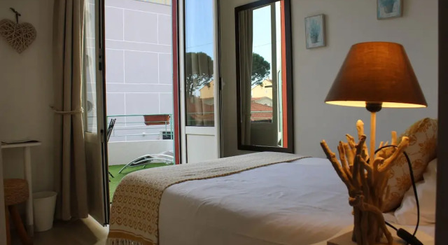 Двухместный номер Standard с балконом и с частичным видом на море Hôtel La Villa des Oliviers, Seaside Hotel