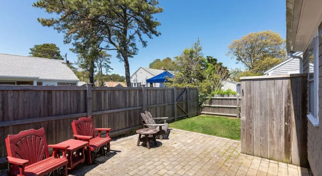 Коттедж Beachside Retreat Cozy 1-bedroom w Private Yard