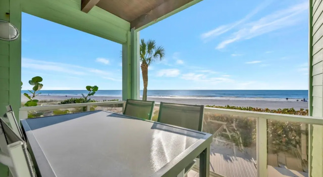 Апартаменты Beachfront Ocean Views Balcony Condo Sleeps 8