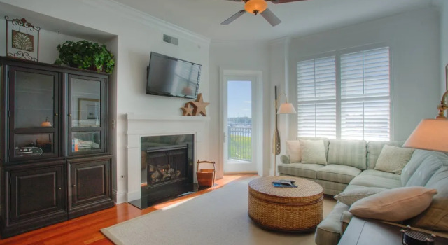 10 Waterfront Drive #212 by Hodnett Cooper, Buchen Sie Hotel St. Simons Island Georgia