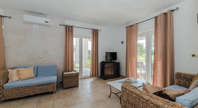 Amazing Home in Dobropoljana With 6 Bedrooms and Outdoor Swimming Pool, Rezerwuj Hotel Hotele w Pasman Island z parkingiem, Parking