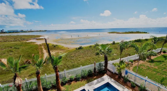 Коттедж Kite One - Private Bayside Home With Pool And Hot Tub 4 Bedroom Home by RedAwning