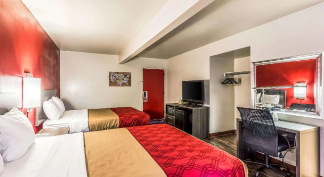 Четырёхместный номер Standard Pinecrest Inn