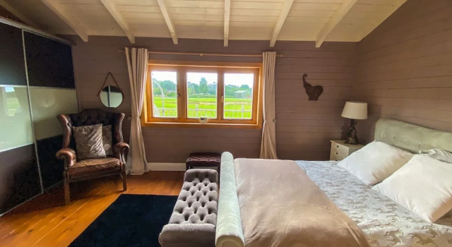 Sleeps6- Hot Tub- Pet Friendly- Log Burner