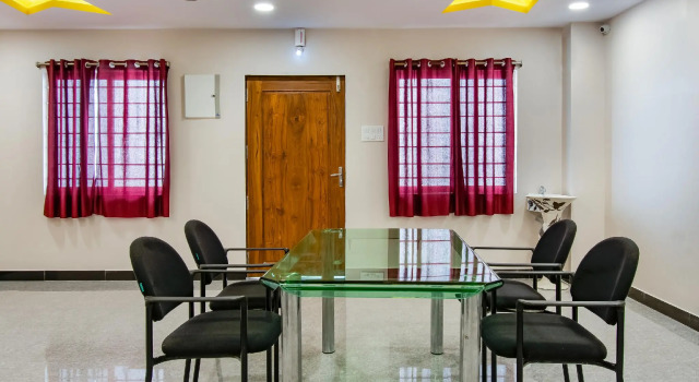OYO 65421 Nakshatra Suites And Function Hall, Rezerwuj Hotel Hotele w Andhra Pradesh z parkingiem, Parking
