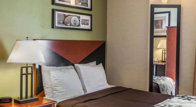 Четырёхместный номер Standard AmericInn by Wyndham Urbana Champaign University Area