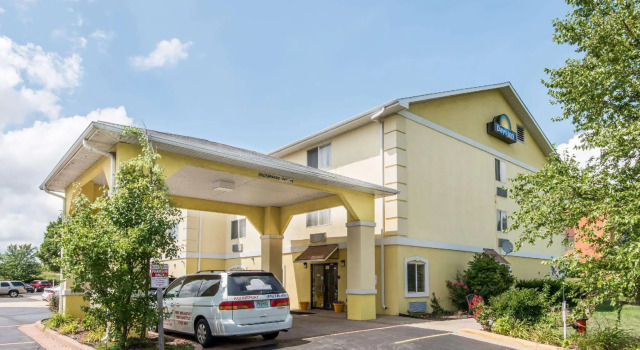 Четырёхместный номер Standard Days Inn by Wyndham Kansas City International Airport