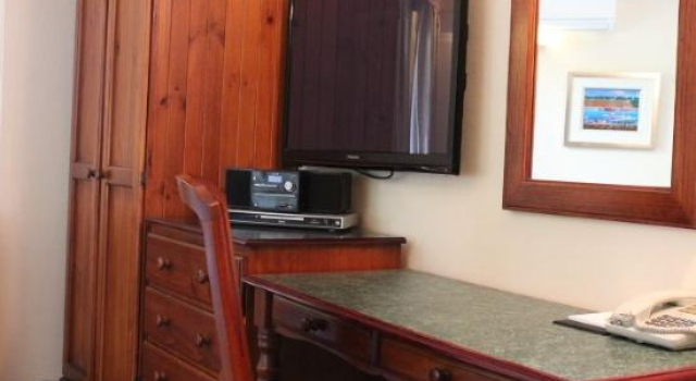 Oasis Inn Ulladulla - Welcoming Guests 18 Years and Older, Забронировать Гостевой дом Улладалла Shoalhaven, рядом с Гавань Улладаллы