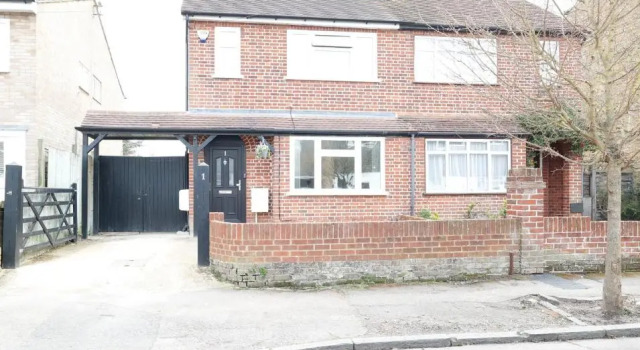 Central Windsor Stunning 4 Bedroom Spacious Modern House