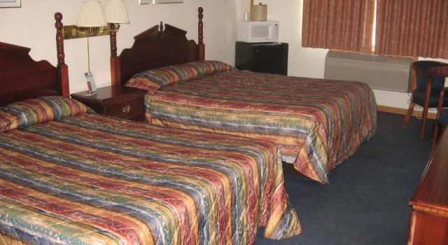 Четырёхместный номер Standard Mackinaw Budget Inn