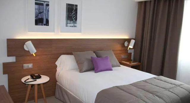 Кровать в общем номере Hotel Gelmírez
