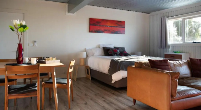 Kestrel, Book Hotel Daylesford 