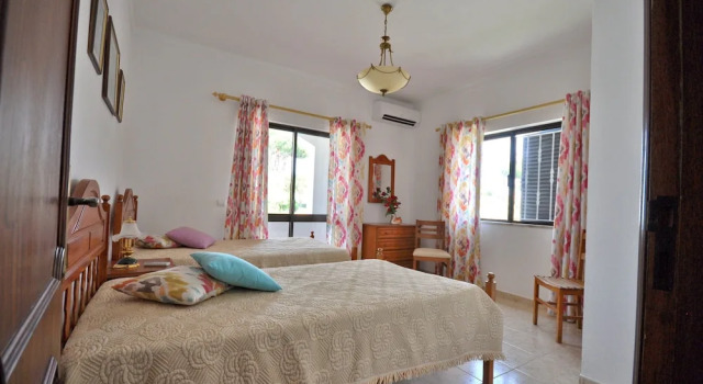 Spacious 4 Bedroom Villa Located in its own Grounds, With Private Pool and Bbq, Rezervovat Vila Hotely v Sotavento s parkováním, Parkování