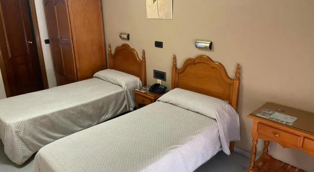Одноместный номер Standard с балконом Hotel Lusitania, Centro Ciudad, Parking Privado