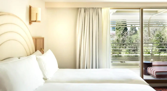 Двухместный номер Standard с балконом и с видом на сад Hotel Ventura Saint-Tropez, Tapestry Collection By Hilton