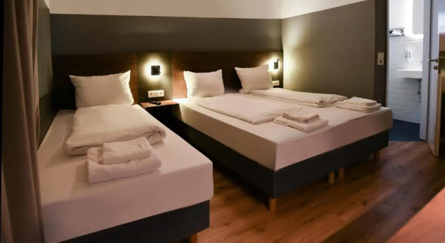 Трёхместный номер Standard Hotel Apadana Frankfurt