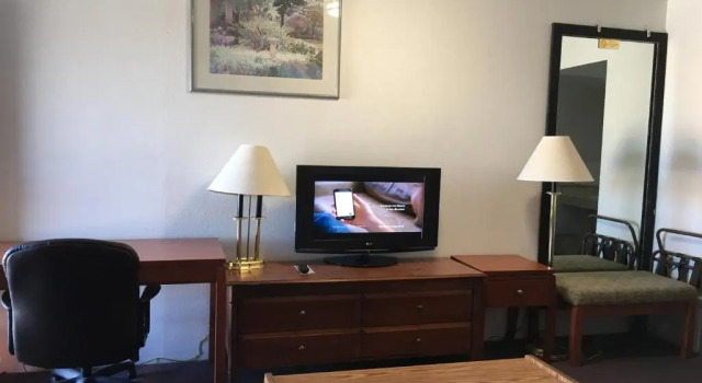 Четырёхместный номер Standard Maple Inn and Suites Los Banos