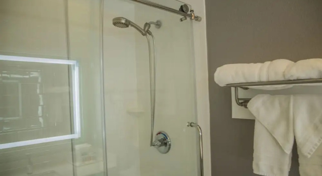 Четырёхместный номер Standard с балконом Days Inn by Wyndham Redwood City
