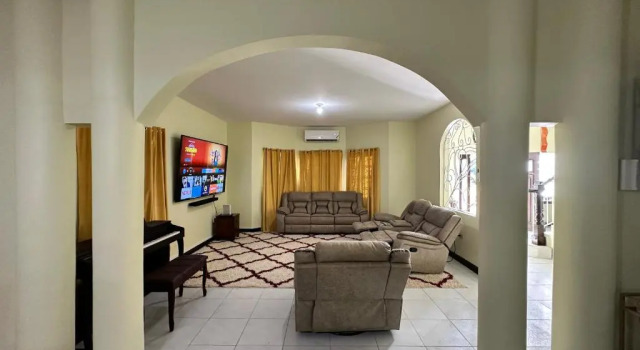 A Luxurious 4-Bedroom Private Villa with Games Room, Theatre & Modern Art, Забронировать Вилла Отели Монтего-Бэй с парковкой, Парковка