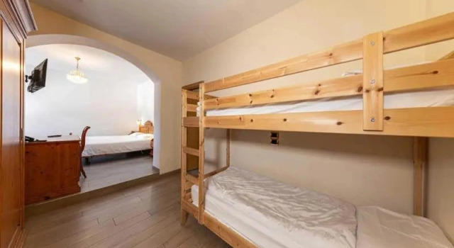 Четырёхместный номер Superior с балконом Family Hotel La Perla