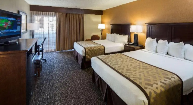 Четырёхместный номер Standard с балконом Best Western Ramkota Hotel