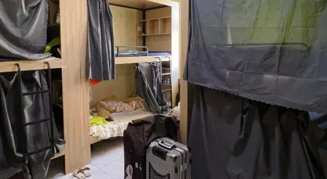 Кровать в общем номере (женский номер) C'est La Vie Youth Hostel