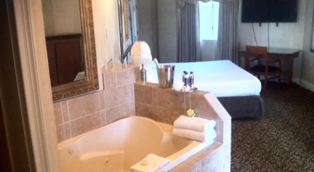 Номер Luxury Cedar Park Whirlpool Suites