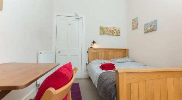 Spacious, Bright 5-br Flat for 10 in Edinburgh, Забронировать Апартаменты/квартира Апартаменты Эдинбурга, рядом с Edinburgh University Collection of Historic Musical Instruments, Апартаменты/квартира