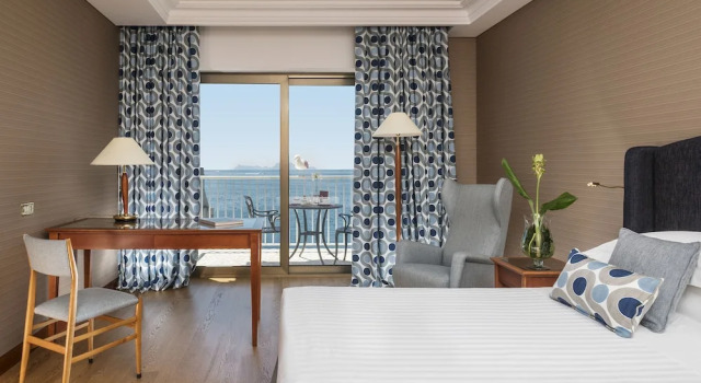 Двухместный номер Superior с балконом и с видом на море Отель Royal Continental Hotel Naples