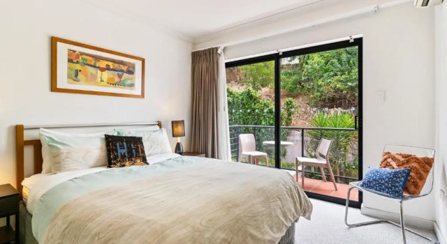 Perth City Retreat - parking, pool, self contained, Забронировать Отель Отели Перта с парковкой, рядом с Военный мемориал Kings Park, Парковка