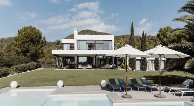 Вилла Modern Villa With Minimalistic Decor