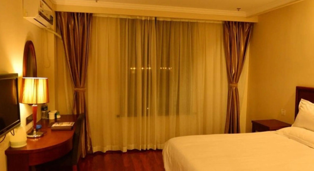 Двухместный номер Business GreenTree Inn Shanghai Jiading Dazhong International Auto City Business Hotel