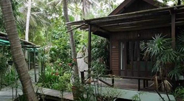Коттедж с балконом и с видом на сад Sunset Cove Resort