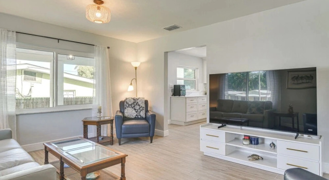 Beach-hop, Bike & Bbq! Clearwater Home w/ Yard, Book Feriehus Villaer i Florida, Villa