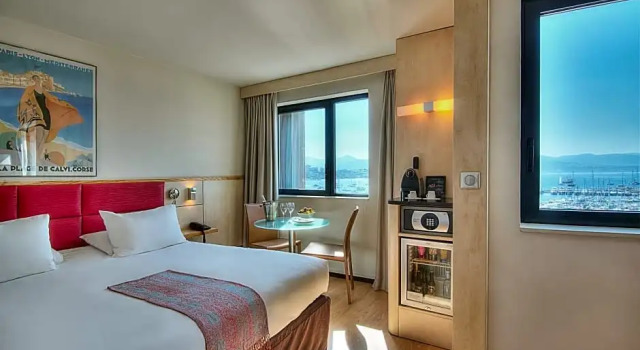 Номер Privilege с видом на гавань Mercure Ajaccio