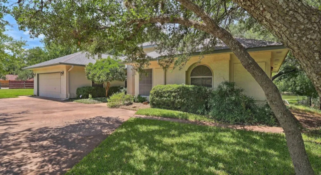 Коттедж Round Rock Lakefront Home w/ Water Toys & Fire Pit
