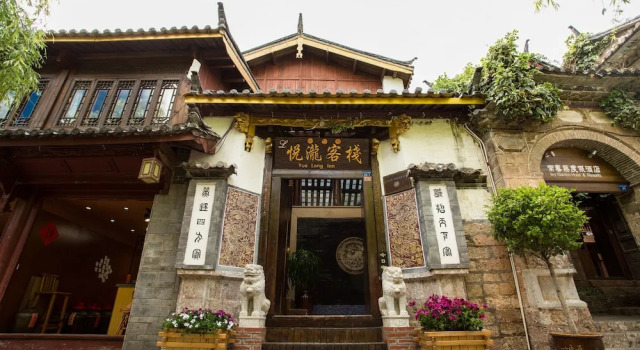 Travel Around the World Inn, Забронировать Отель Лицзян Юньнань, рядом с Улица Сквер-стрит Древнего города Даянь