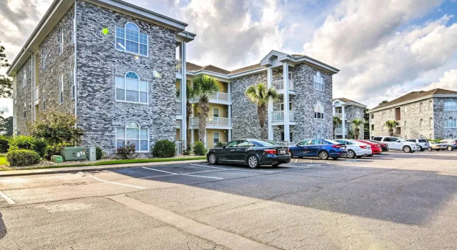 Idyllic Myrtle Beach Condo: Golf Course On-site, Забронировать Апартаменты/квартира Отели Миртл-Бич с парковкой, рядом с PineHills Palmetto at Myrtlewood Golf Club, Парковка