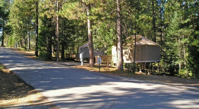 Тент Yosemite Lakes Hillside Yurt 1