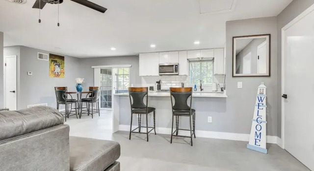 Коттедж Cocoa Home w/ Large Yard: 3 Mi to Indian River!
