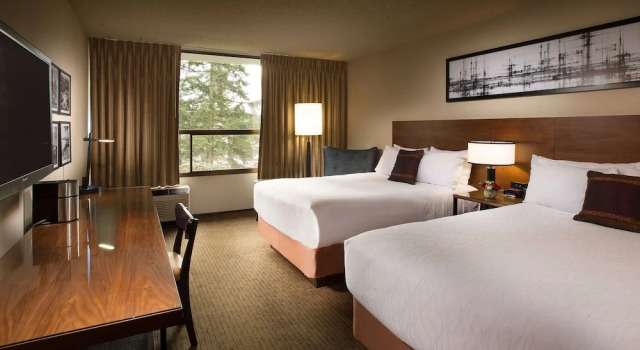 Четырёхместный номер Deluxe Hotel 116, A Coast Hotel Bellevue