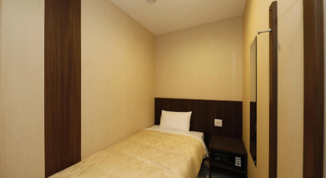 Кровать в общем номере (женский номер) Grand Cabin Hotel Naha Oroku