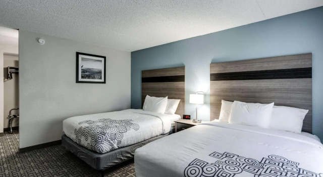 Четырёхместный номер Standard Days Inn & Suites by Wyndham Spokane