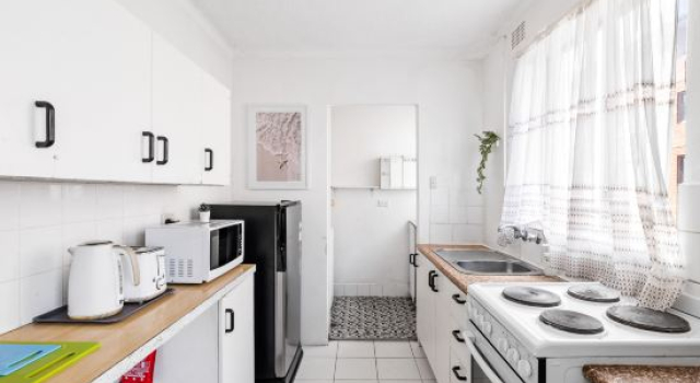 Cozy Private Rooms – Steps to Shops & Bus